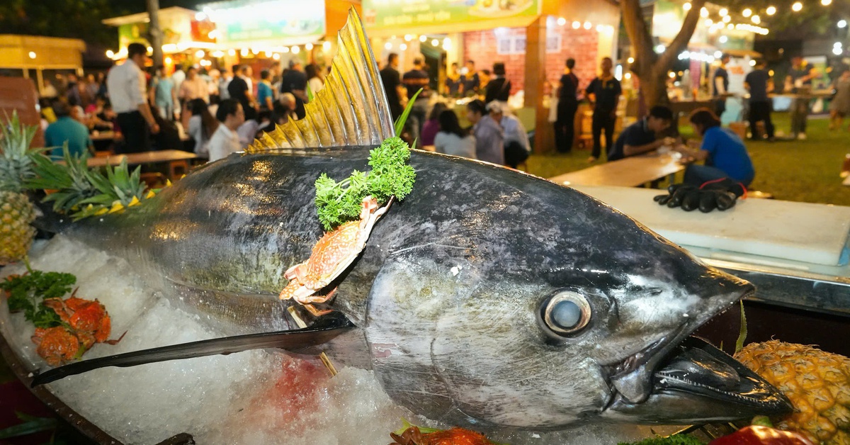 Háo hức xem trình diễn xẻ cá ngừ 50kg, trải nghiệm ẩm thực 5 sao của ba miền