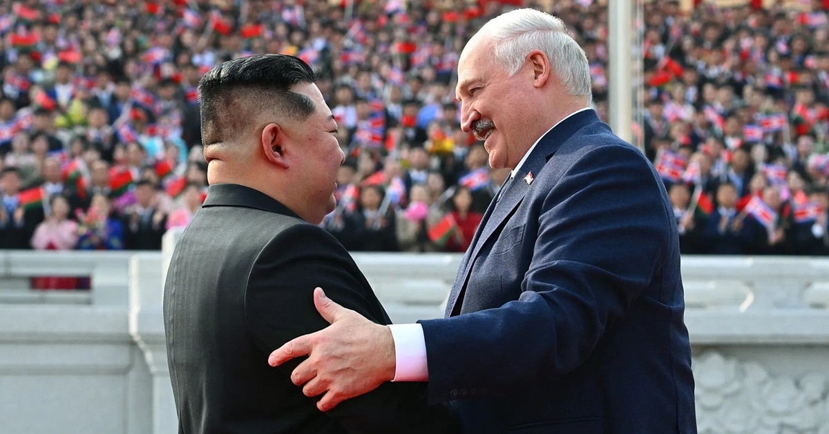 Tổng thống Belarus tặng súng trường cho ông Kim Jong Un