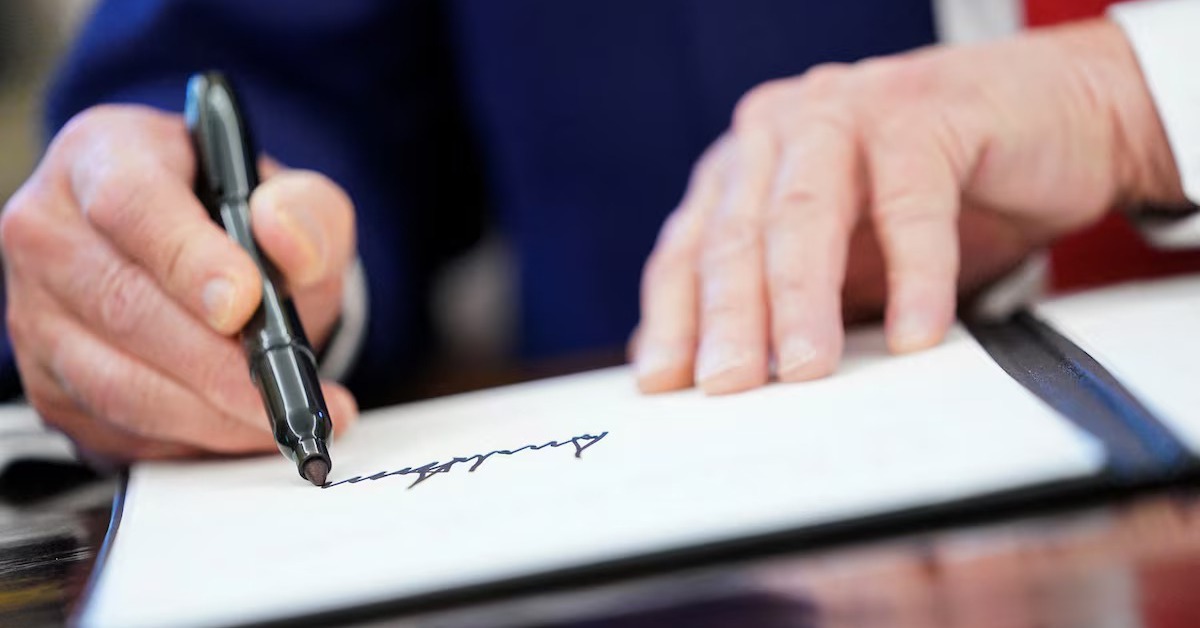 Chữ ký ông Trump sắp xuất hiện trên tiền giấy Mỹ, phá vỡ truyền thống 165 năm