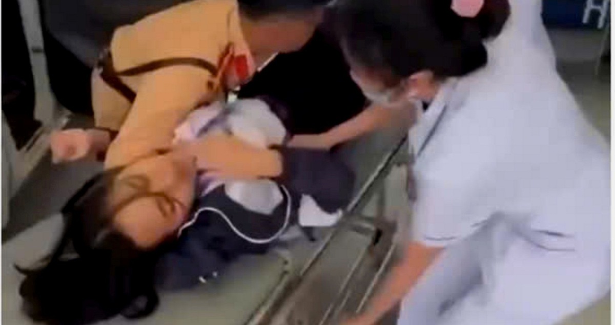Cảnh sát giao thông dùng xe đặc chủng đưa nữ sinh bị ngất xỉu bên đường đi cấp cứu