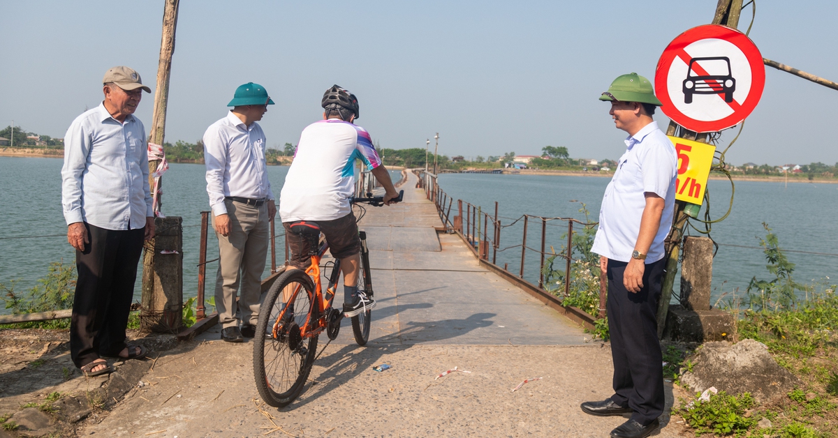 Cầu phao sông Thạch Hãn mở lại sau hai tuần, khắc phục một số hạn chế trong 7 ngày