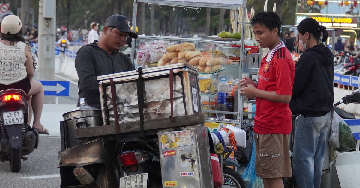 Hàng rong vẫn 'tung hoành' trên đường du lịch ven biển Đà Nẵng