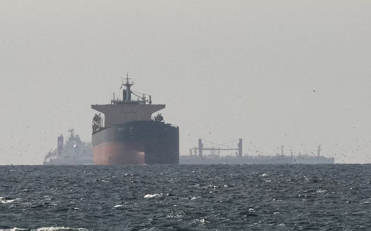 Vệ binh Cách mạng Hồi giáo Iran tuyên bố đóng cửa eo biển Hormuz, tàu thuyền quay đầu