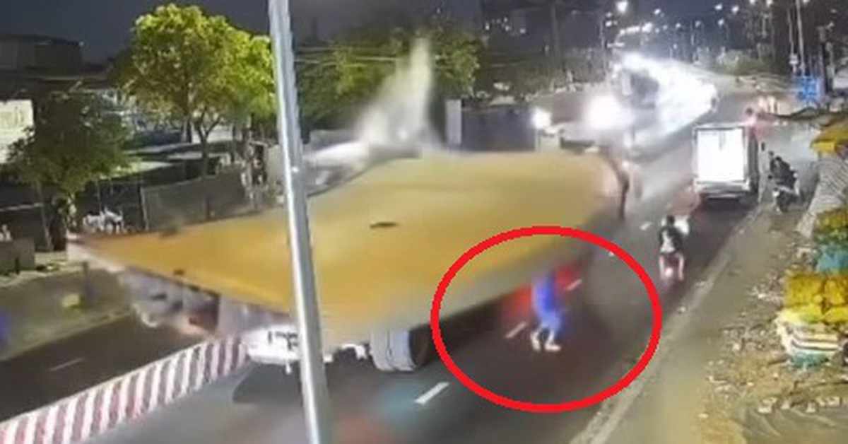 Nam công nhân thoát chết trong gang tấc khi tấm thép rơi xuống đường sau vụ tai nạn ở cầu Kênh Tẻ