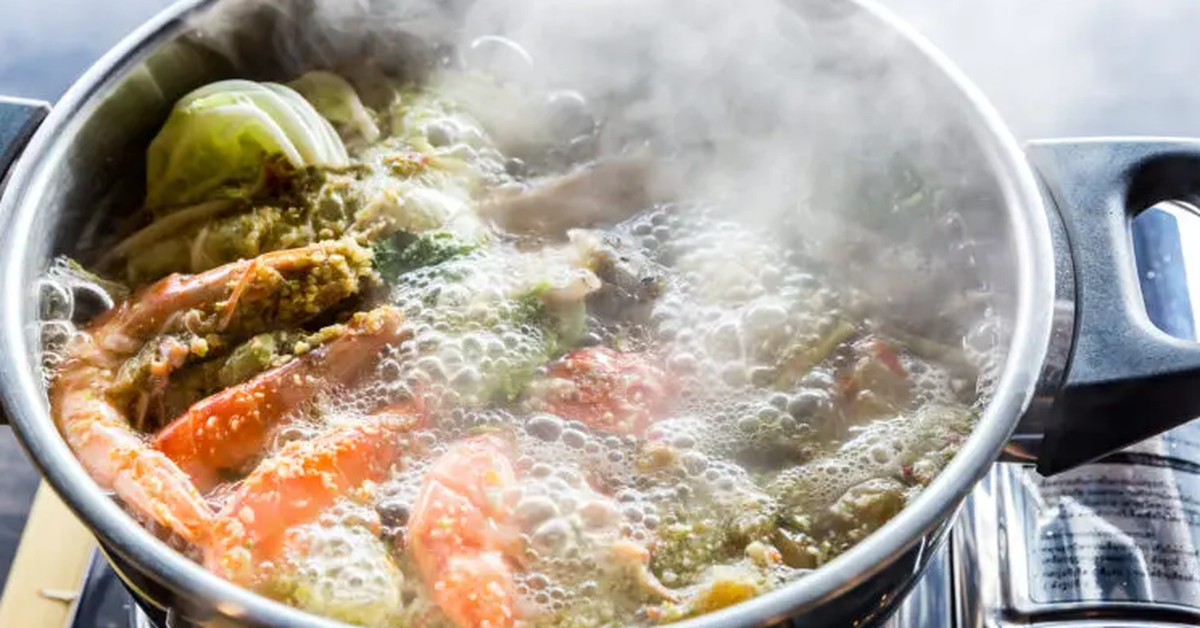 Hớt bọt cho nước dùng trong, hớt luôn chất dinh dưỡng?