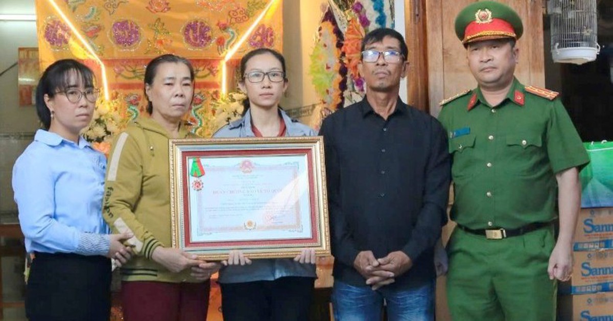 Truy tặng Huân chương Bảo vệ Tổ quốc hạng ba cho thiếu tá công an hy sinh trong khi chống 'cát tặc'