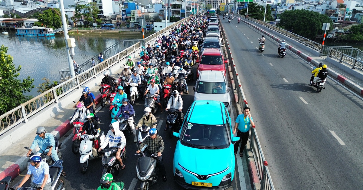 Dòng xe ken đặc trên cầu Kênh Tẻ sau tai nạn giữa xe đầu kéo và xe rác khiến tài xế tử vong