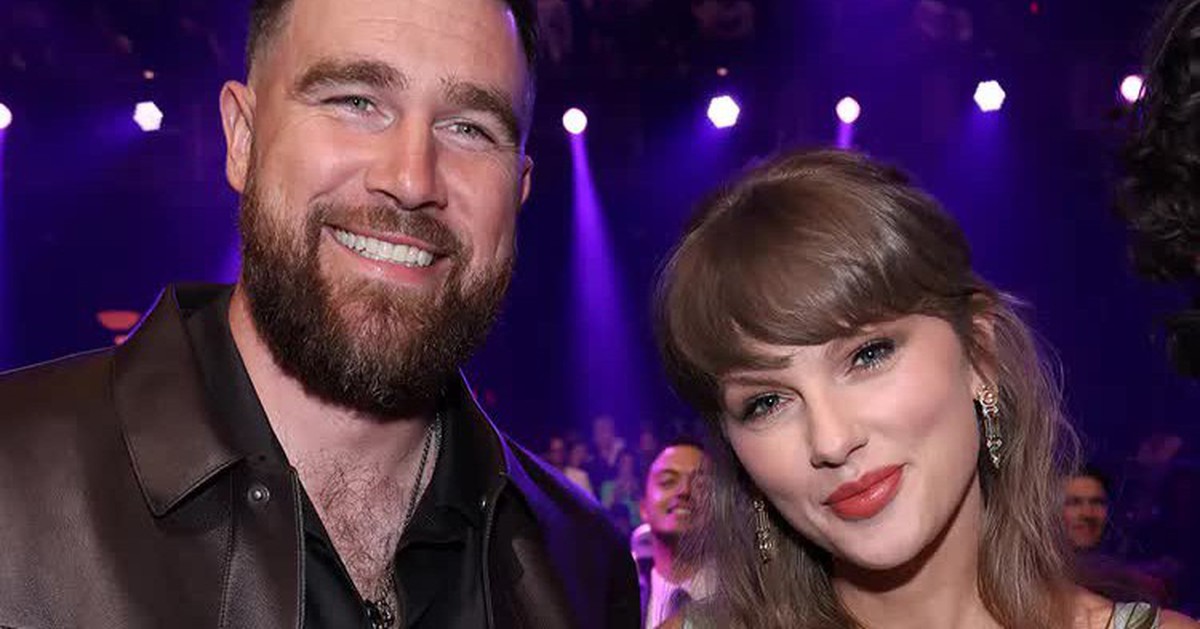 Taylor Swift và hôn phu Travis Kelce tình tứ tại iHeartRadio Music Awards 2026