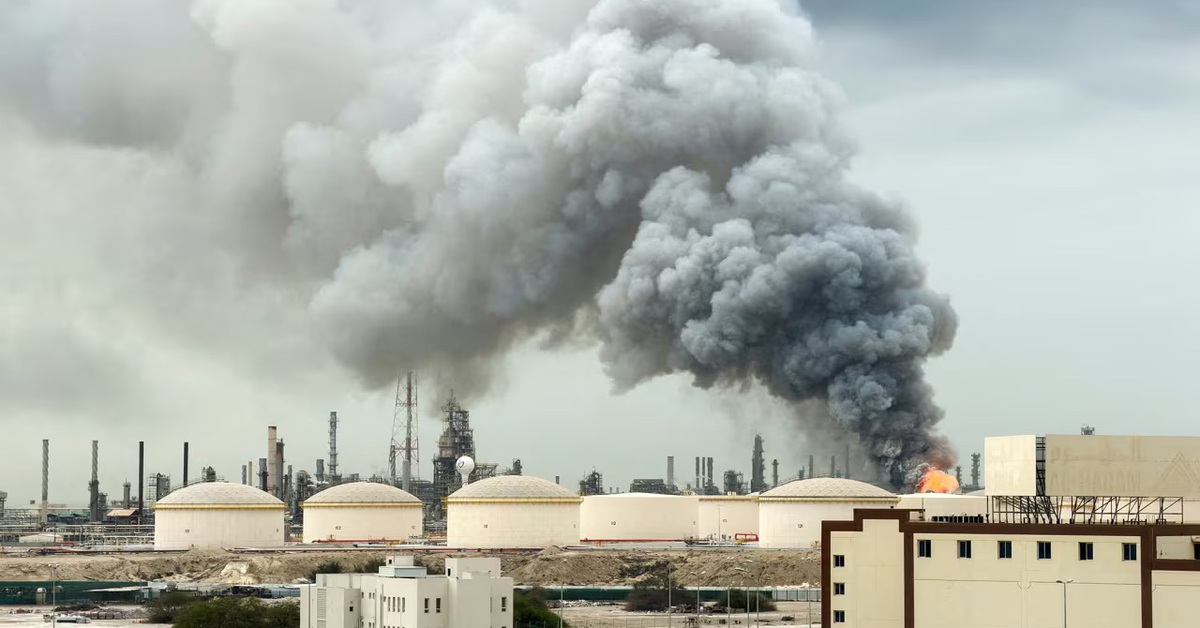 Giá dầu vượt 112 USD/thùng, chứng khoán Phố Wall lao dốc