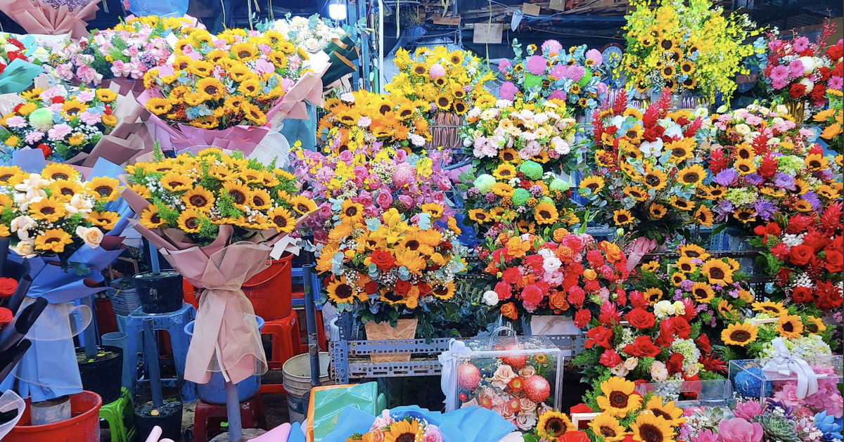 "Vùng xám" phía sau những bó hoa rực rỡ