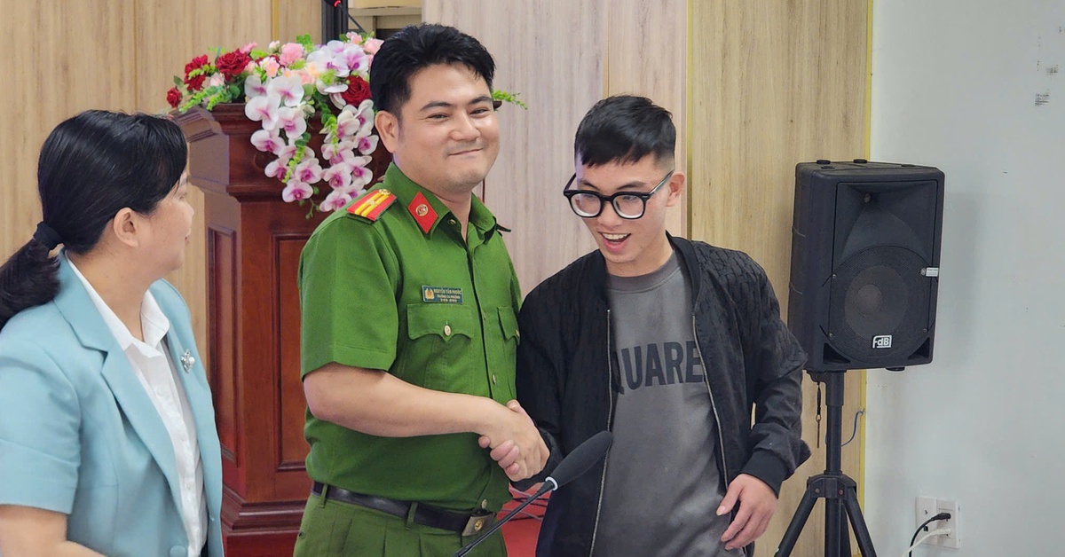 Trưởng công an cùng chủ tịch phường đối thoại chân tình với các bạn trẻ ‘chưa tốt’