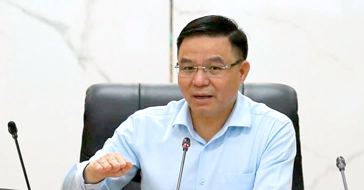 Quyền Bộ trưởng Bộ Công Thương đến nhà máy lọc dầu, yêu cầu "giữ vững nguồn cung"