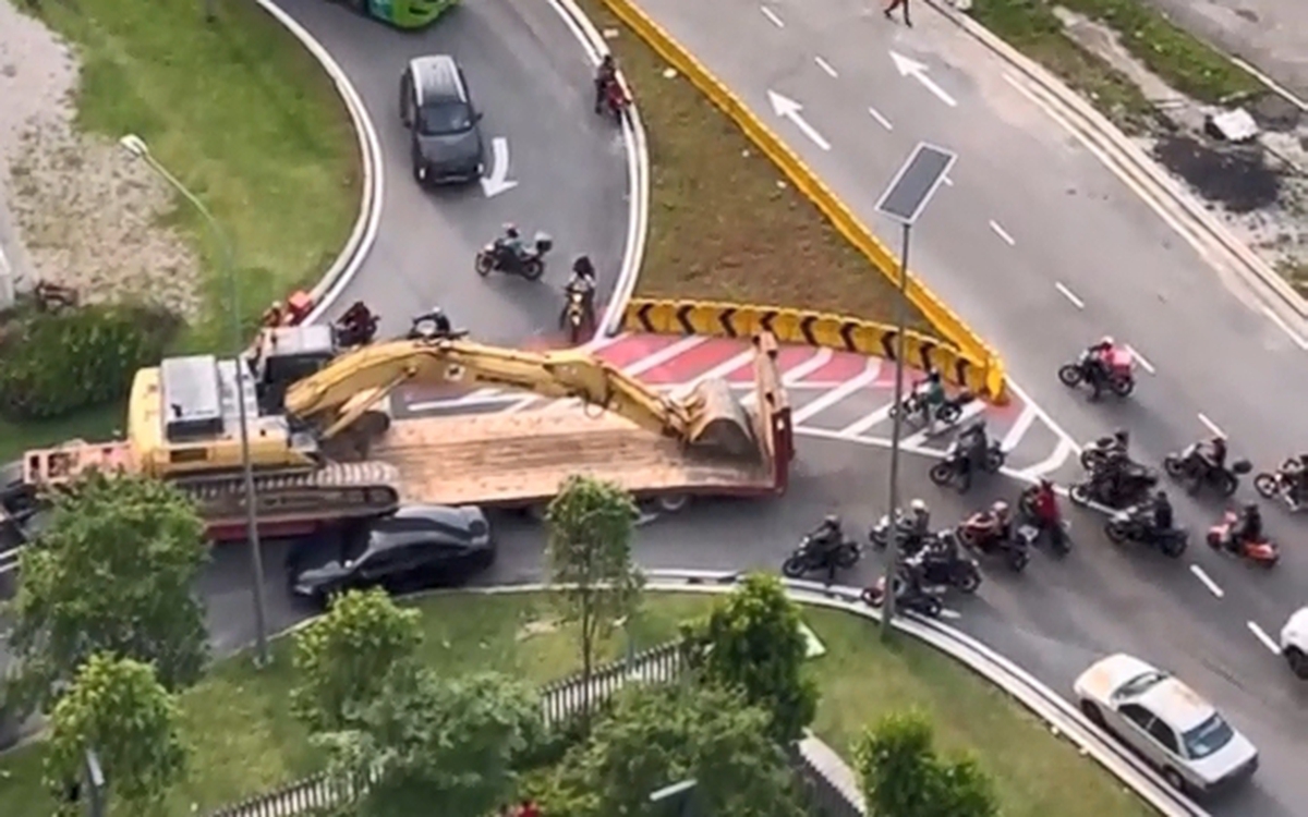 Chỉ một chiếc xe đỗ sai, hàng km đường tắc nghẽn