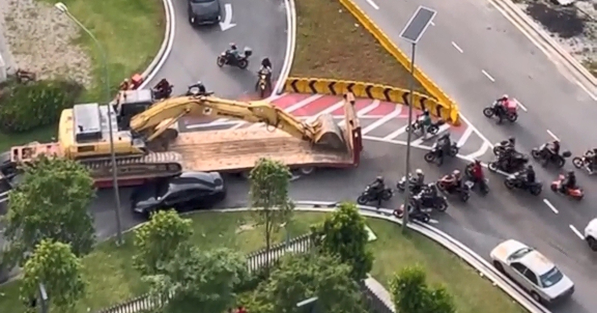 Chỉ một chiếc xe đỗ sai, hàng km đường tắc nghẽn