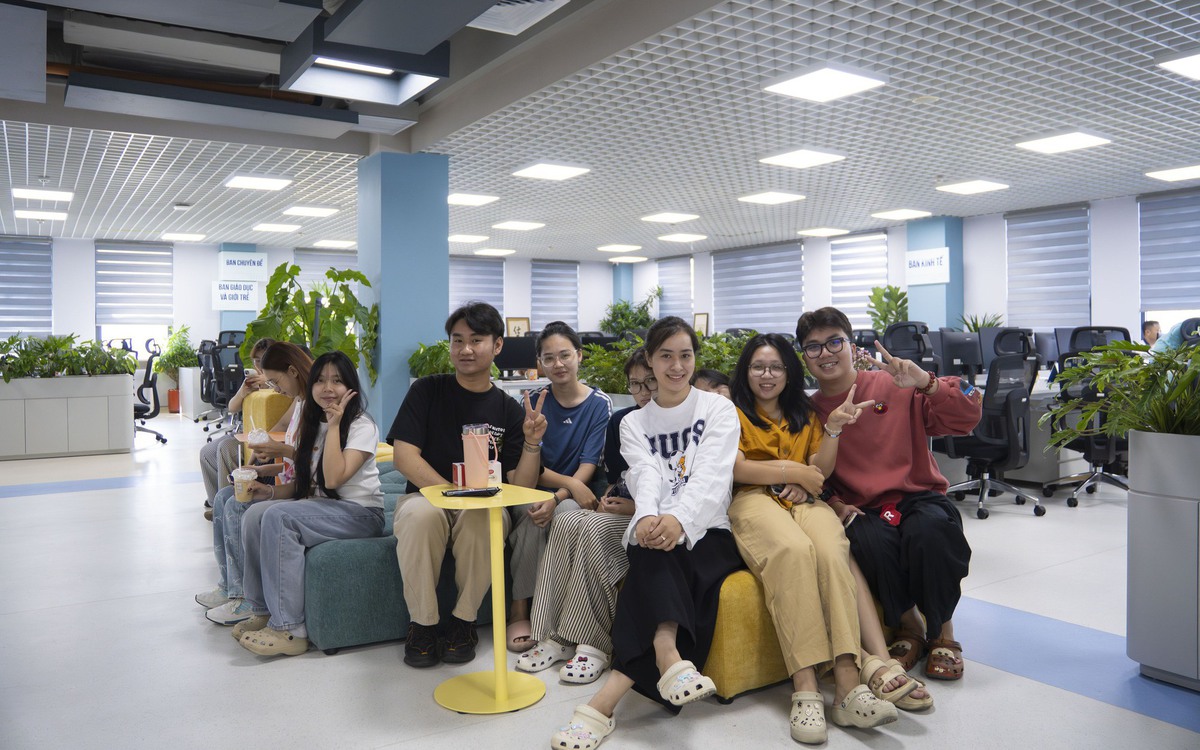 Sinh viên học viết bình luận và tham quan không gian làm việc mới tại báo Tuổi Trẻ