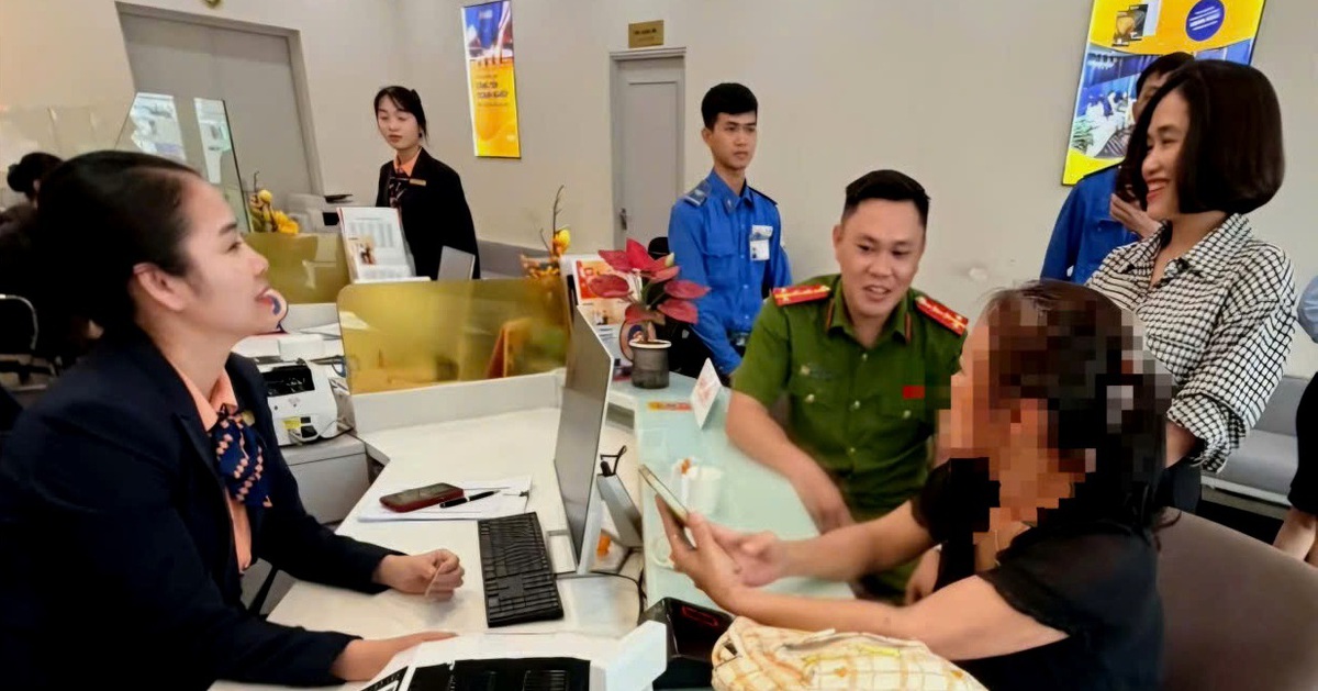Ngân hàng gọi công an đến hỗ trợ giúp nữ khách hàng thoát bẫy lừa đảo nhận tiền đô từ nước ngoài