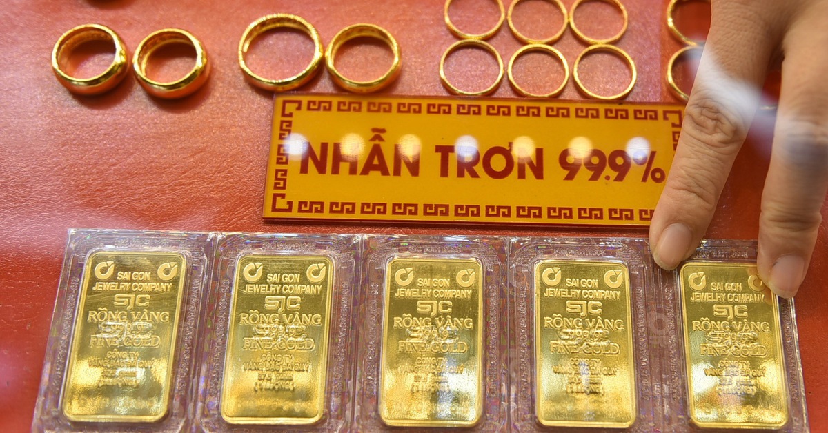 Giá vàng miếng SJC cao hơn giá vàng thế giới đến 30 triệu đồng/lượng cả tuần qua