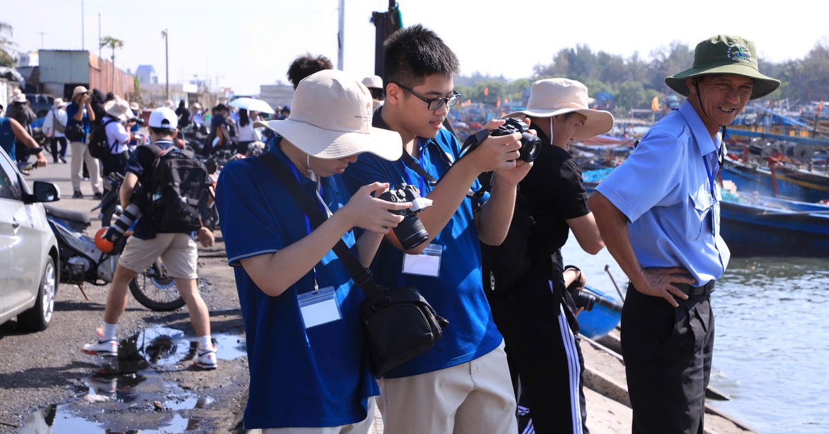 200 học trò TP.HCM 'đua' sáng tác ảnh tại Bình Châu - Hồ Cốc