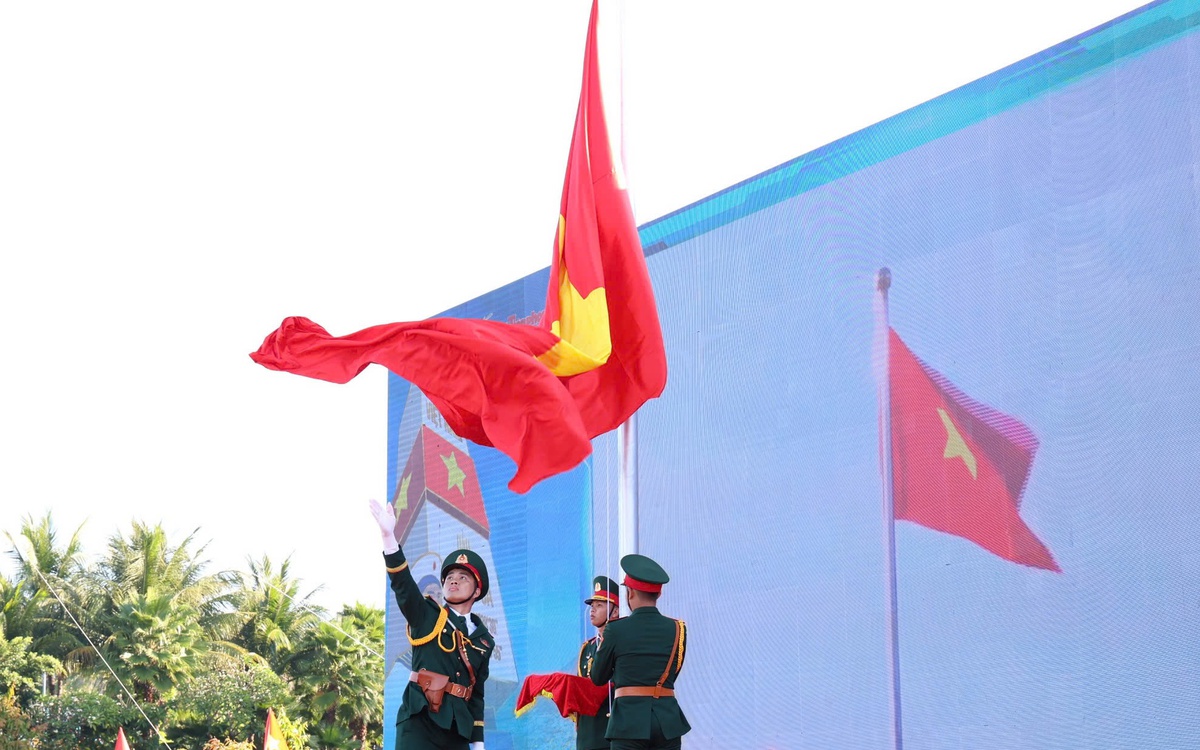 Thượng cờ ở Khu tưởng niệm chiến sĩ Gạc Ma, khai màn Tiền Phong Marathon 2026