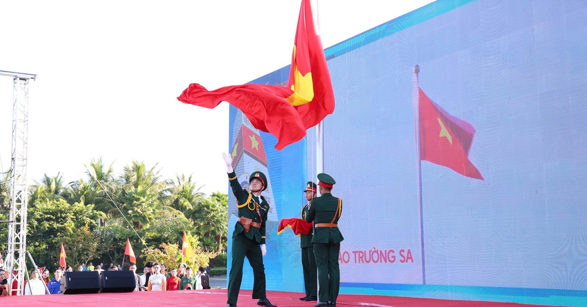 Thượng cờ ở Khu tưởng niệm Chiến sĩ Gạc Ma, khai màn Tiền Phong Marathon 2026