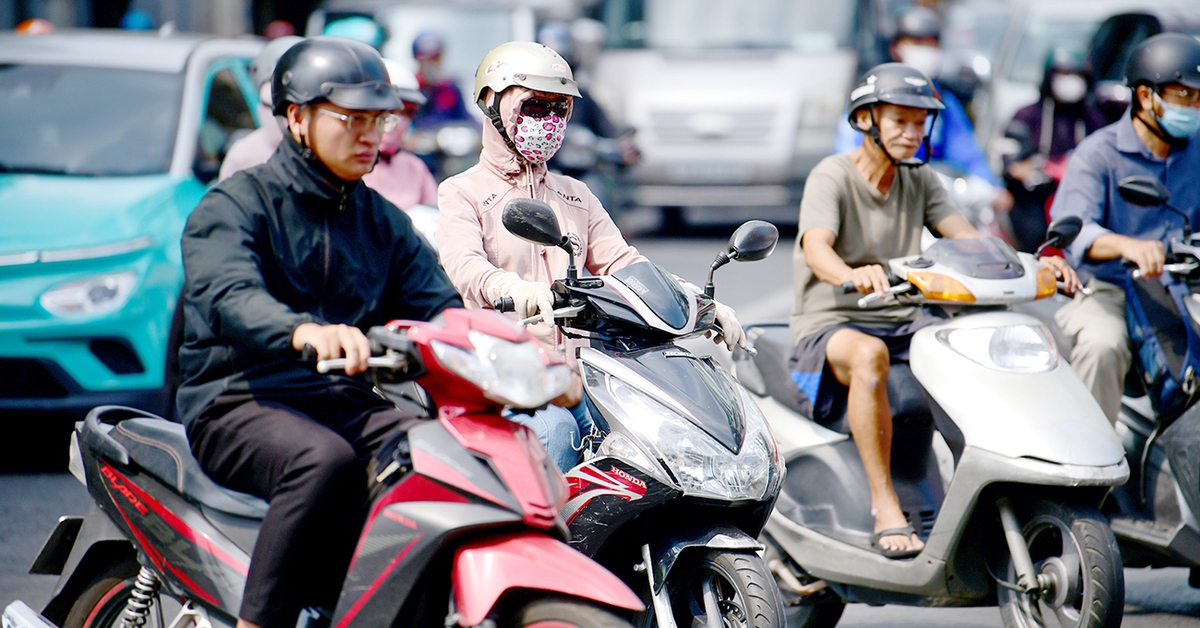 Mách nhau cách tiết kiệm xăng: Giữ tay ga, bơm lốp đúng áp suất, đi xe buýt...