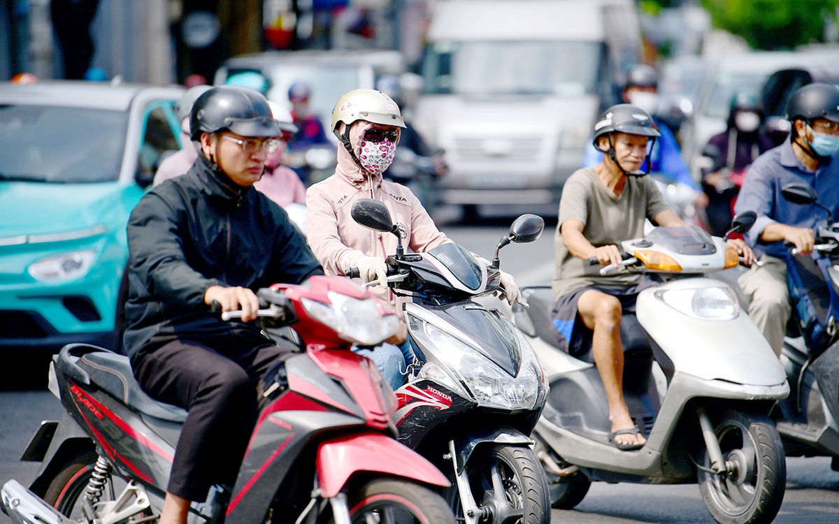 Mách nhau cách tiết kiệm xăng: Giữ tay ga, bơm lốp đúng áp suất, đi xe buýt...