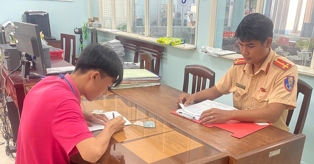 Em trai mượn xe máy đã được 'độ chế' của anh, cả hai bị phạt tiền