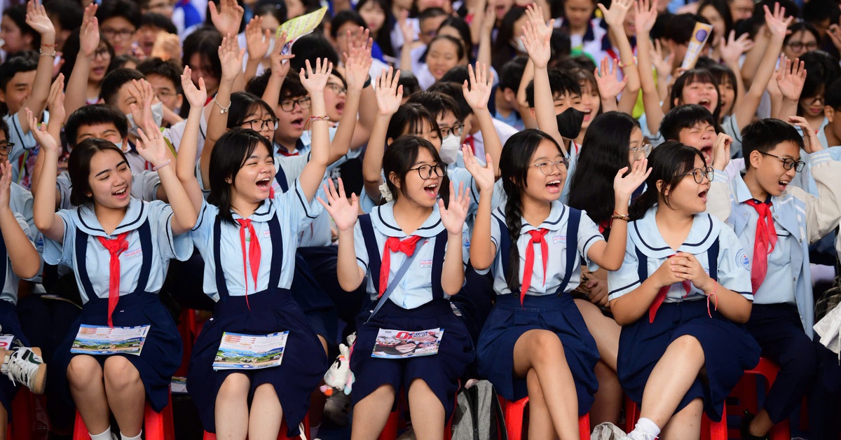 Học sinh TP.HCM 'trẩy hội' Tự tin vào lớp 10: Vừa hỏi tuyển sinh, vừa khám phá bản thân