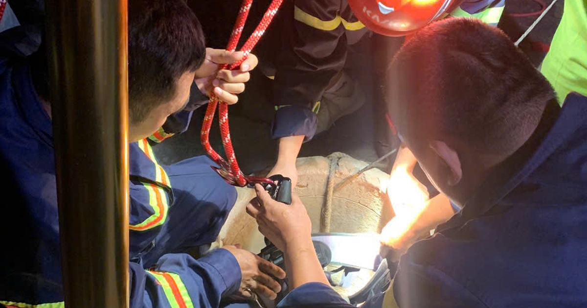 Gia Lai: Cứu cô gái trẻ bị kẹt khi rơi xuống giếng sâu