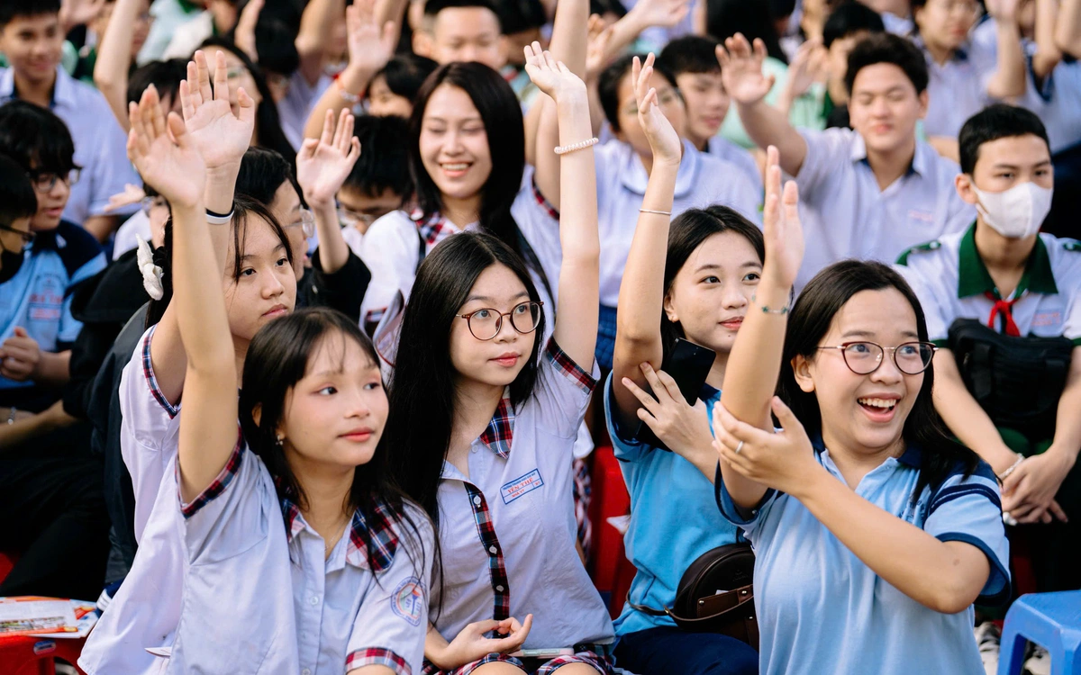 Học sinh TP.HCM 'trẩy hội' Tự tin vào lớp 10: Vừa hỏi tuyển sinh, vừa khám phá bản thân