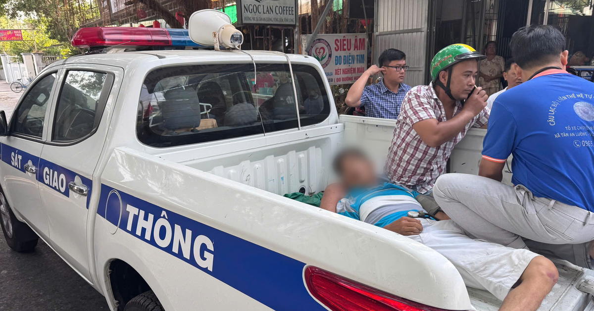 Cảnh sát giao thông đưa người đàn ông bị té ngã trên đường do nhồi máu cơ tim đi cấp cứu