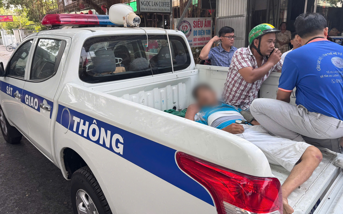 Cảnh sát giao thông đưa người đàn ông bị té ngã trên đường do nhồi máu cơ tim đi cấp cứu