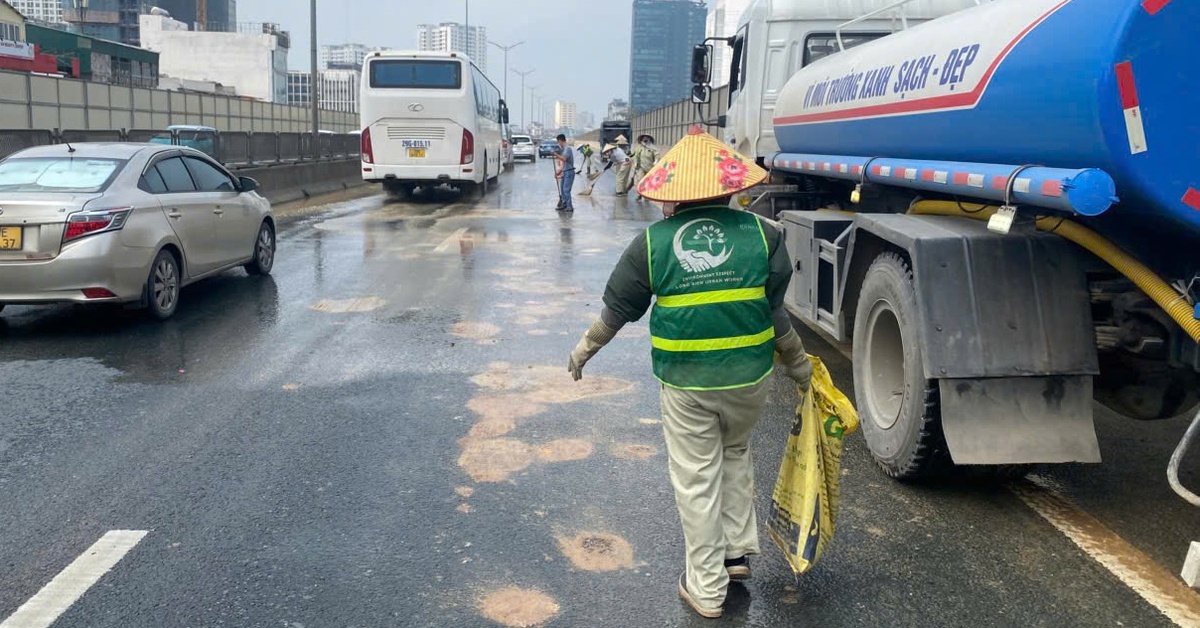 Xử lý tài xế xe tải để bùn đất rơi xuống đường, đóng thành mảng lớn ở đường vành đai 3 trên cao