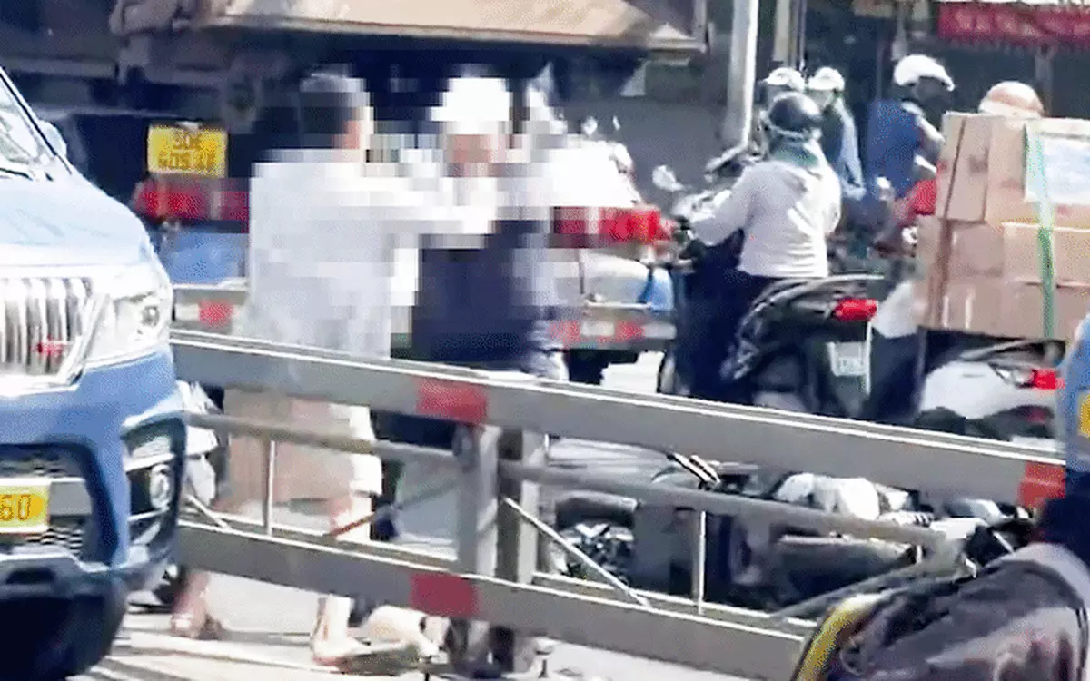 Làm rõ clip hai người đánh nhau trên đường Trường Chinh trong lúc chạy xe