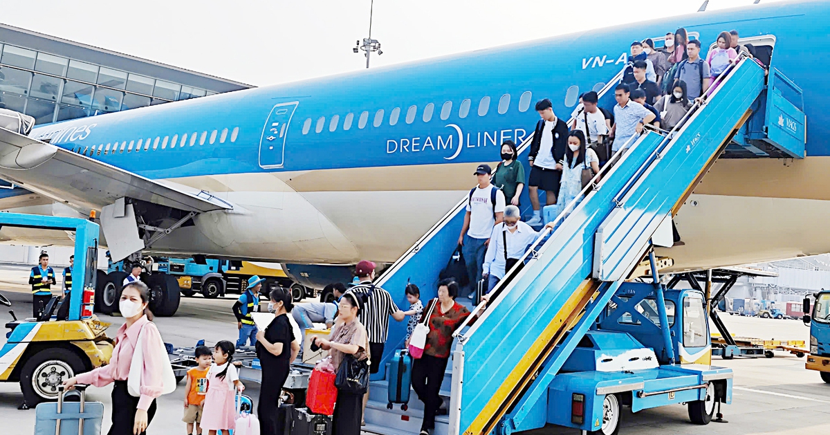 Đủ cách giảm áp lực giá vé máy bay