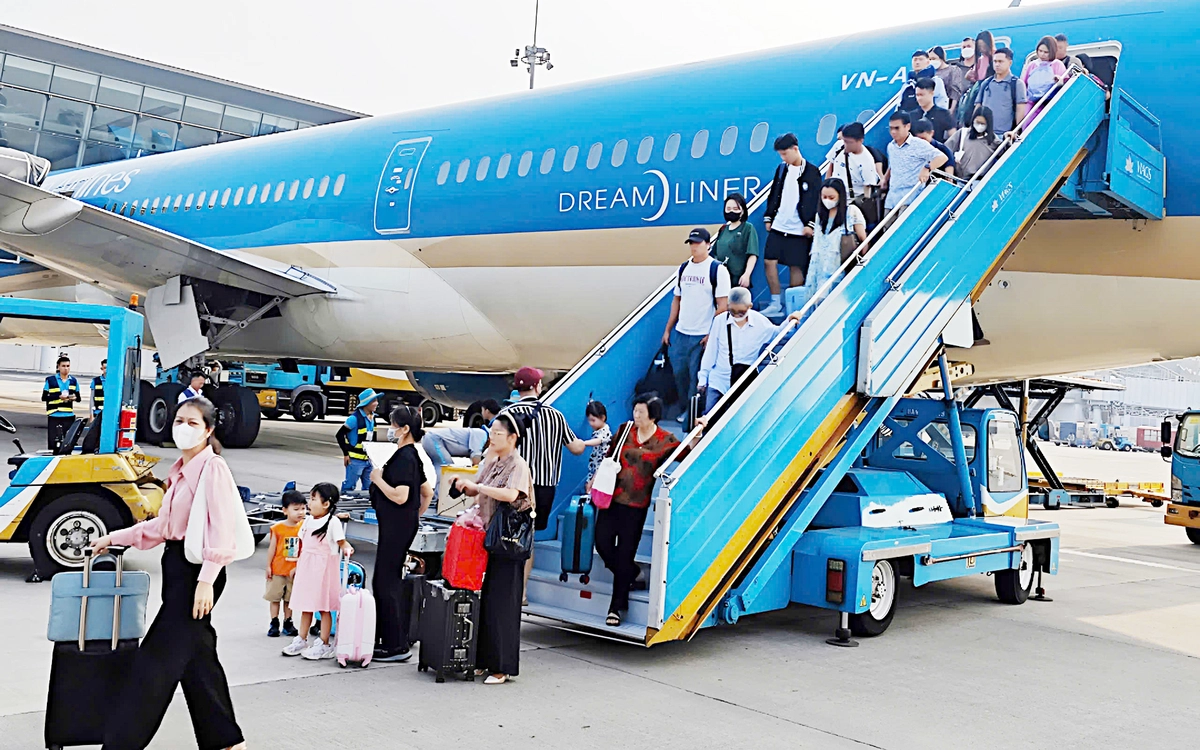 Đủ cách giảm áp lực giá vé máy bay