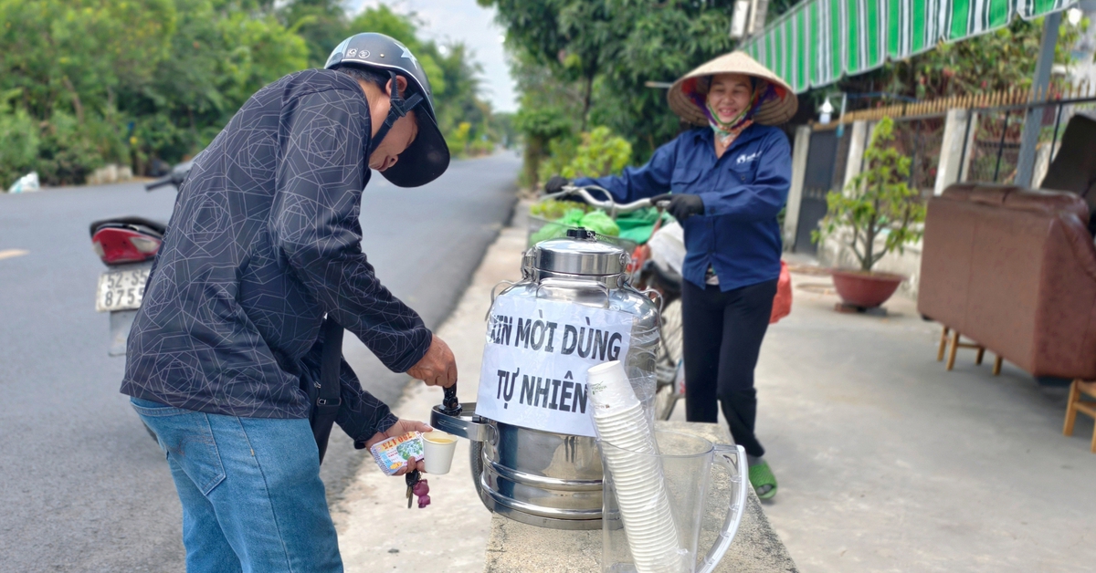 Bình trà đá 'Xin mời dùng tự nhiên' giữa trưa nắng làm mát lòng người đi đường