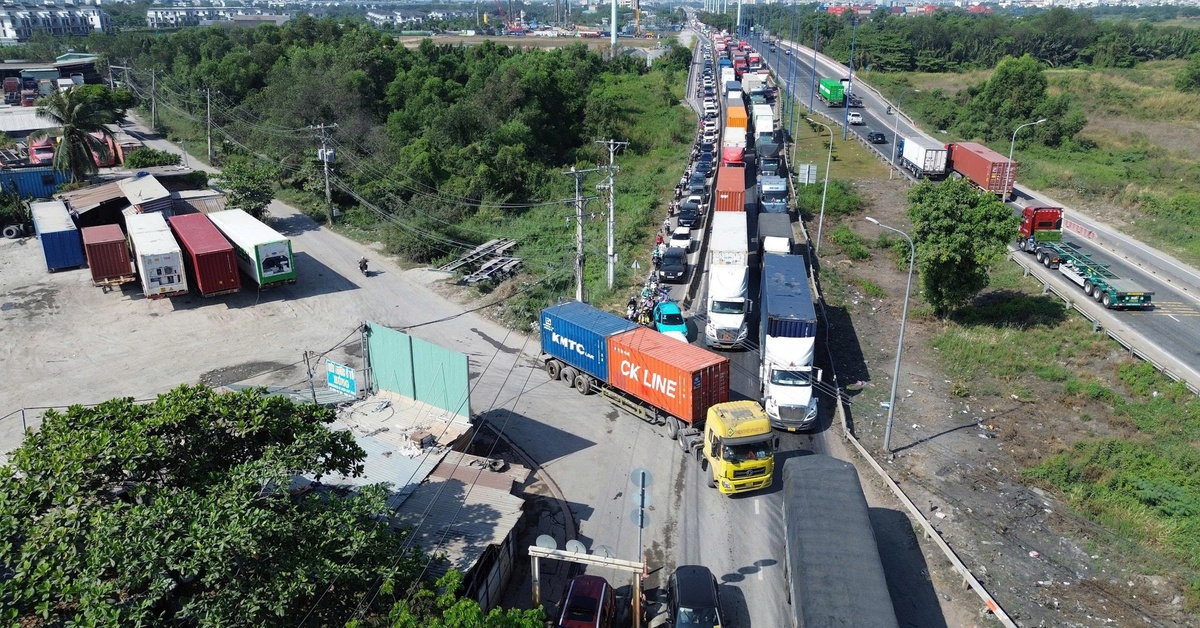 Hàng ngàn xe từ các bãi container làm tắc nghẽn đường Võ Chí Công, ám ảnh người dân khu đông TP.HCM
