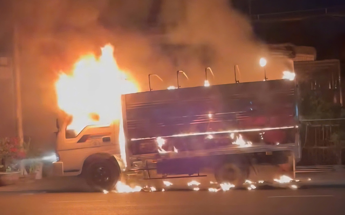 Vừa giao sầu riêng xong đang trên đường về nhà, chiếc xe tải bốc cháy dữ dội