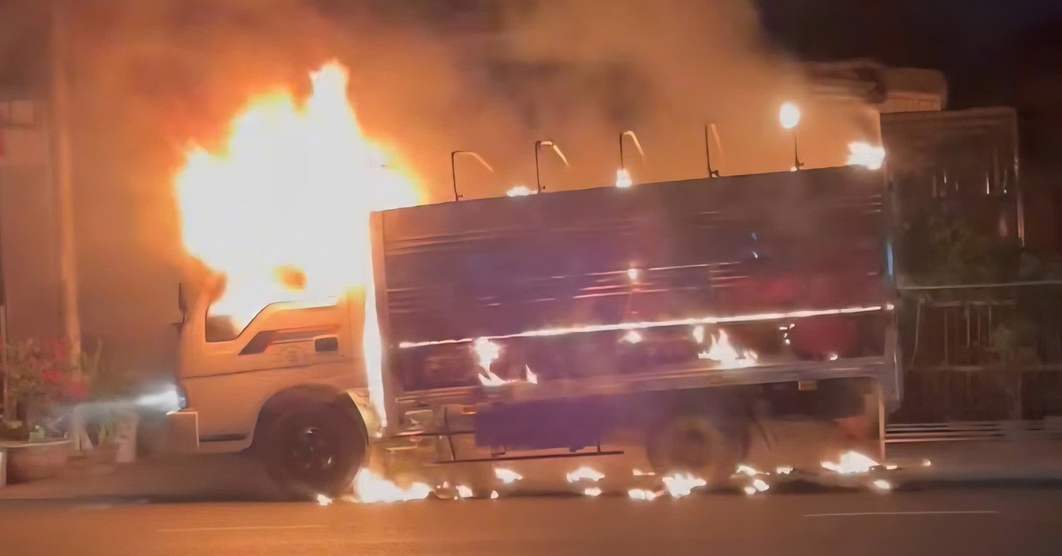 Vừa giao sầu riêng xong đang trên đường về nhà, chiếc xe tải bốc cháy dữ dội