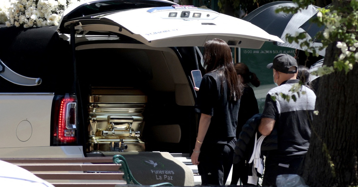 Tang lễ trùm ma túy El Mencho: Hoa, quân đội và quan tài vàng