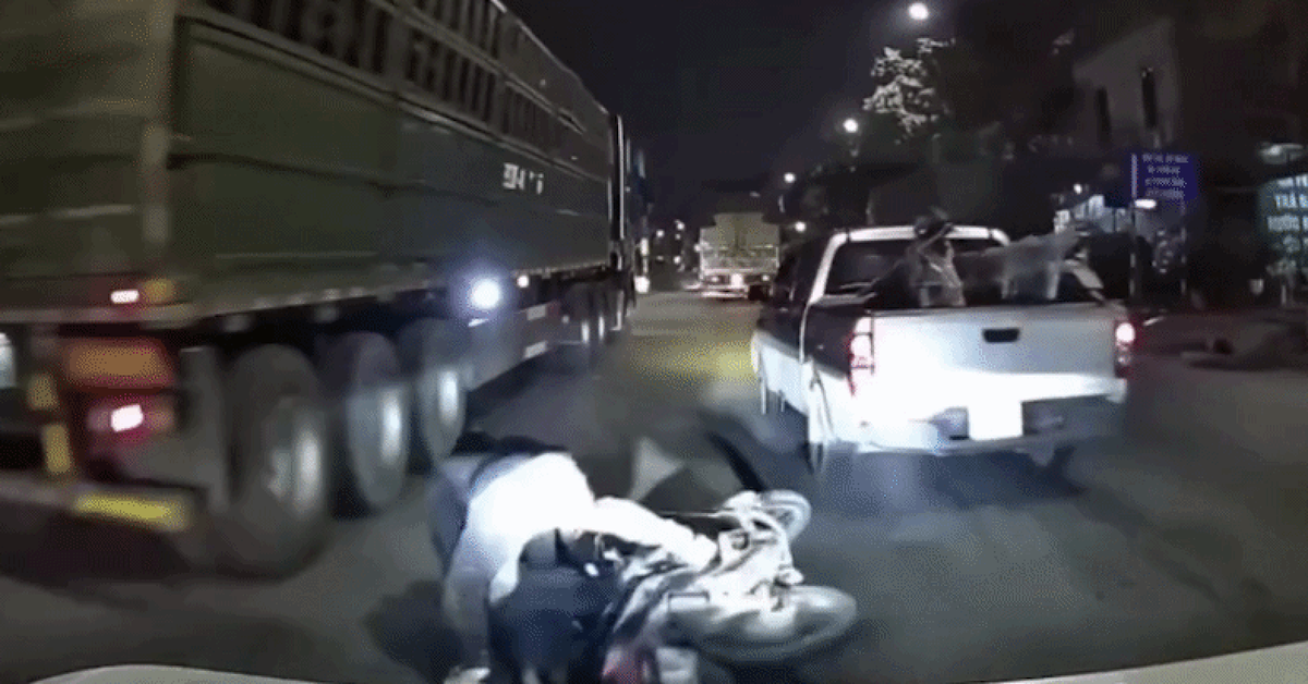 Chèn ép làm xe máy chở trẻ em suýt ngã vào gầm ô tô tải, người đàn ông bị tạm giữ