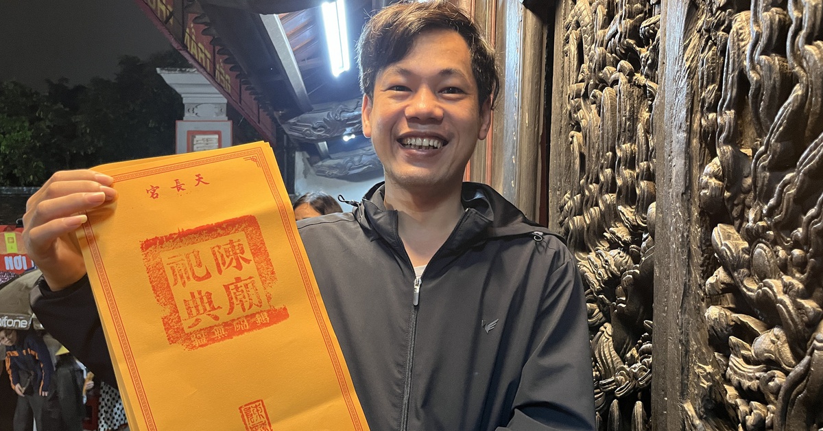 Người dân, du khách trắng đêm chờ xin ấn đền Trần