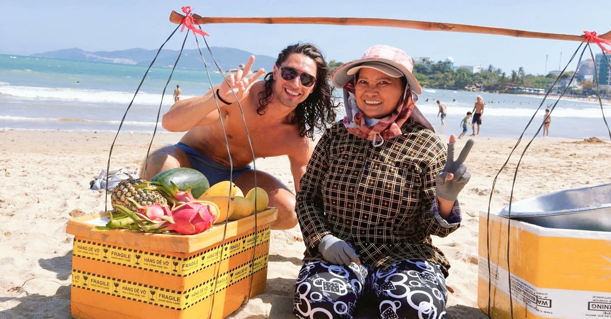 Cô bán trái cây ở Nha Trang hát tiếng Anh khiến khách Tây thích thú