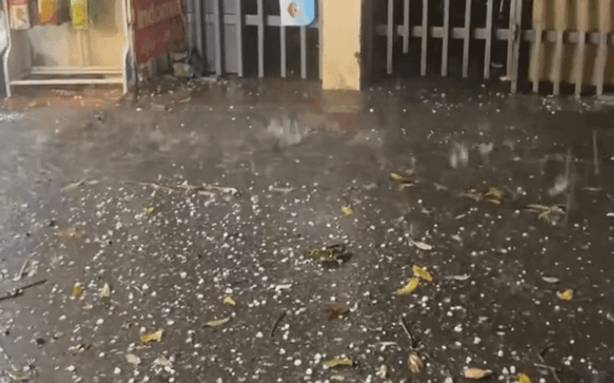 Hà Nội mưa đá, Lào Cai dông lốc