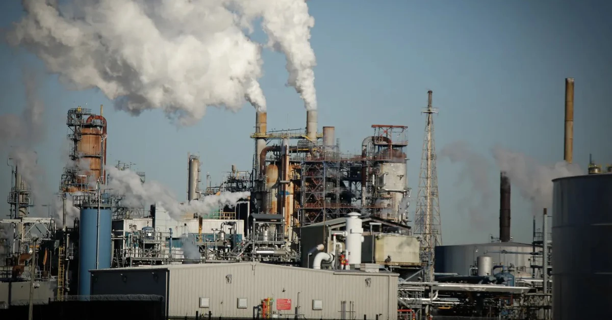 Giá dầu tăng mạnh, vượt 116 USD/thùng khi ông Trump dọa "chiếm dầu" Iran