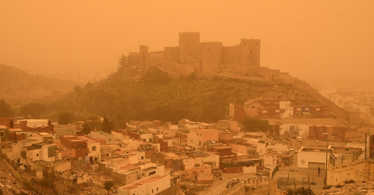 Bụi Sahara 'đổ bộ' châu Âu, đe dọa sức khỏe người dân