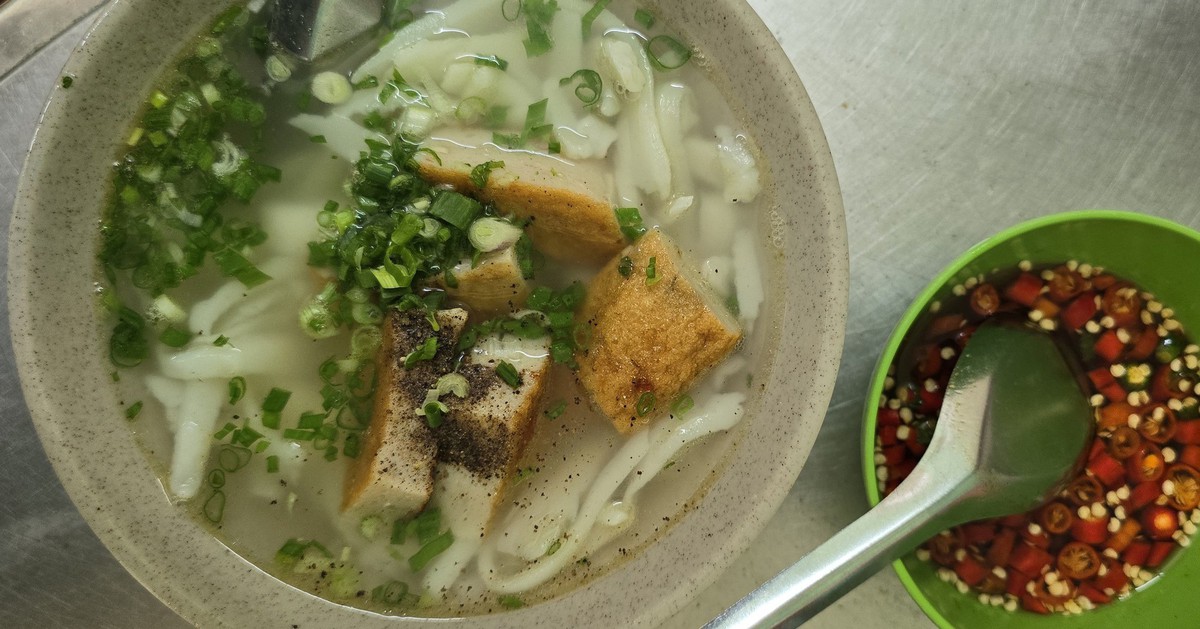 Quán bánh canh cô Sương Vũng Tàu gần trăm tuổi, không có gì ngoài chả cá