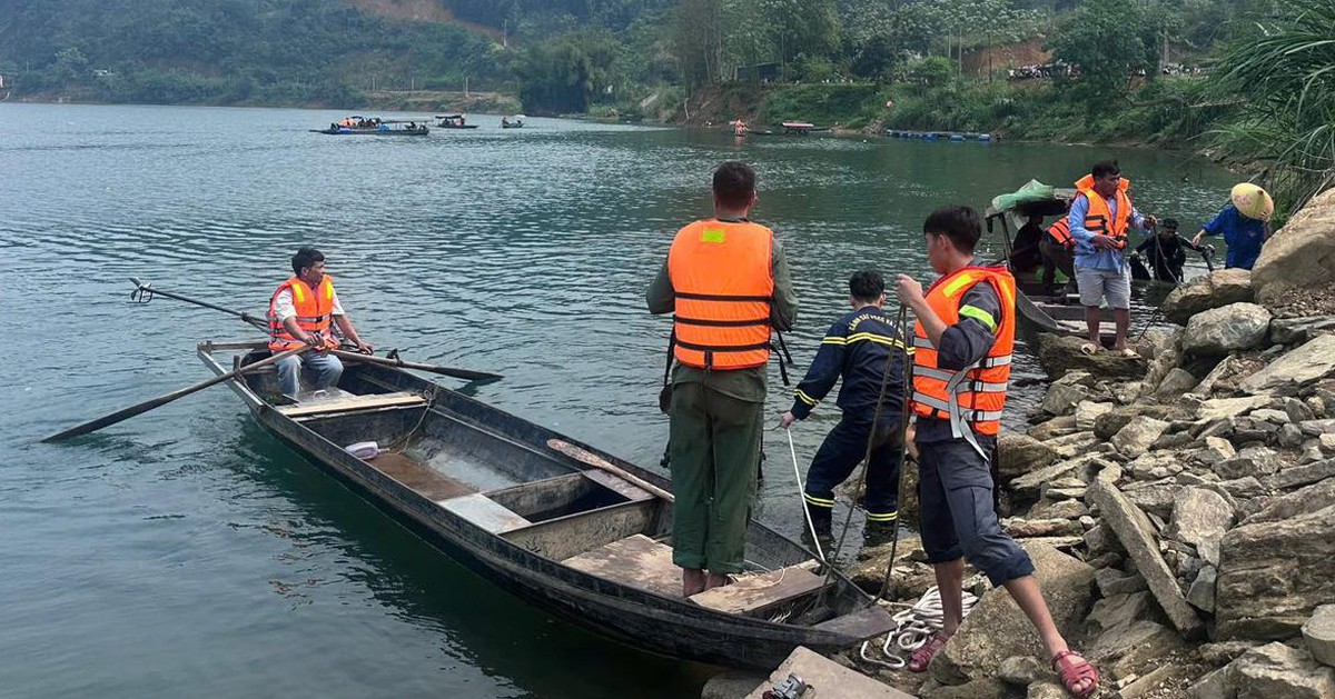 Gió lốc làm lật thuyền trên hồ thủy điện, hai vợ chồng tử vong