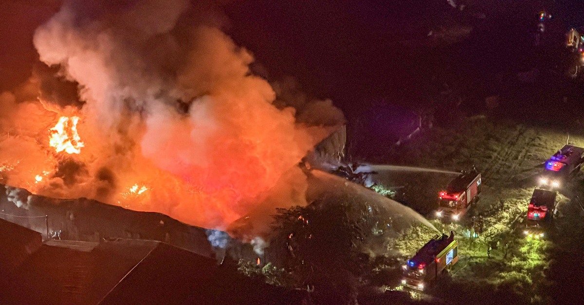 Kho xưởng tại Hà Nội bốc cháy ngùn ngụt từ nửa đêm đến sáng